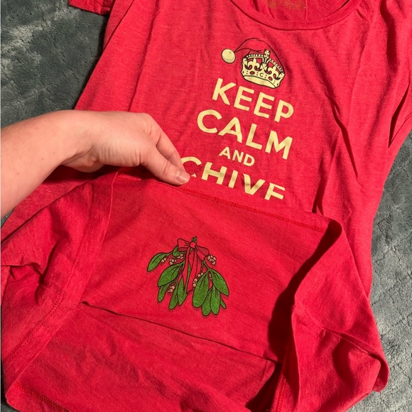 *ADD ME FOR FREE ON ORDERS $50+* 2 KCCO Women’s Xmas shirts size medium - Picture 4 of 5